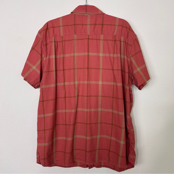 Rugged Flex Relaxed Fit
Light Weight Short Sleeve Plaid Shirt
Carhartt Sz XL - Picture 6 of 10